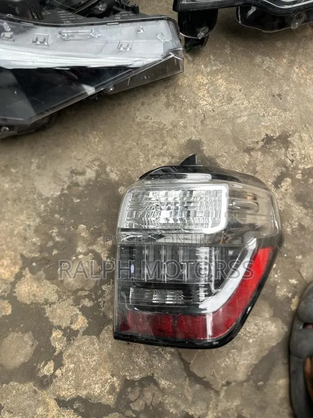 Toyota 4Runner 2016-2020 Taillight Pair · Photo 1