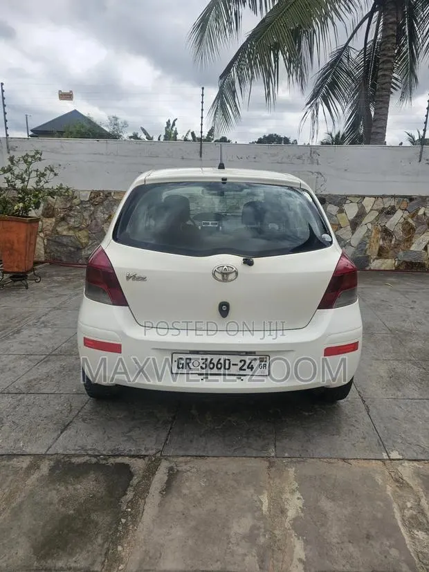 Toyota Vitz 1.0 FWD 5dr 2010 White · Photo 1
