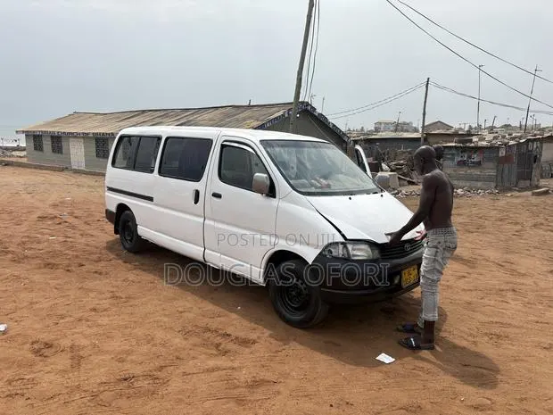 Toyota HiAce 2013 White · Photo 1
