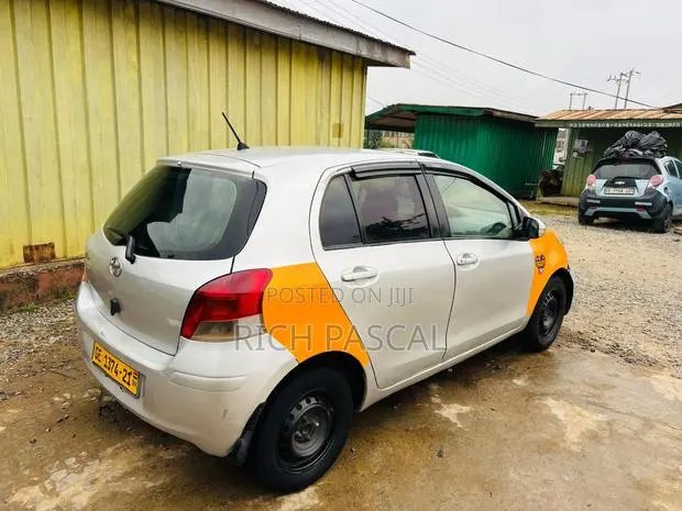 Toyota Vitz 2010 White · Photo 1