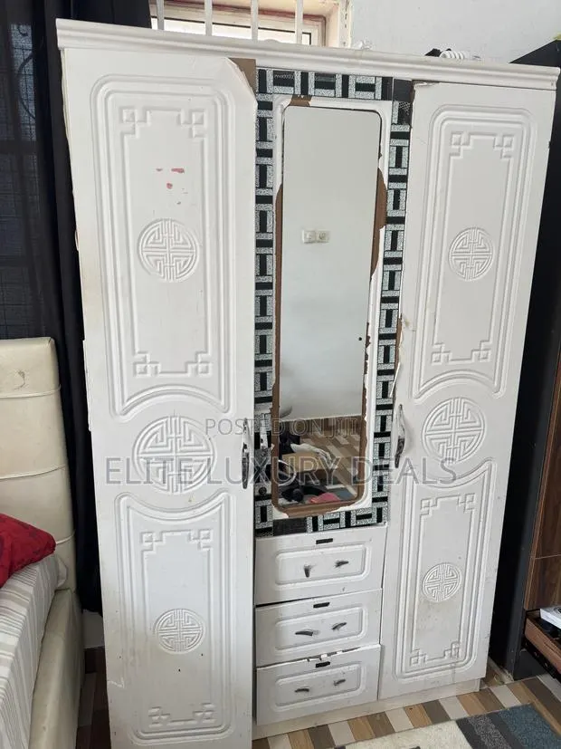 Used Wardrobe · Photo 1