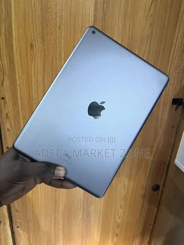 Apple iPad 10.2 (2021) 256 GB Gray · Photo 1