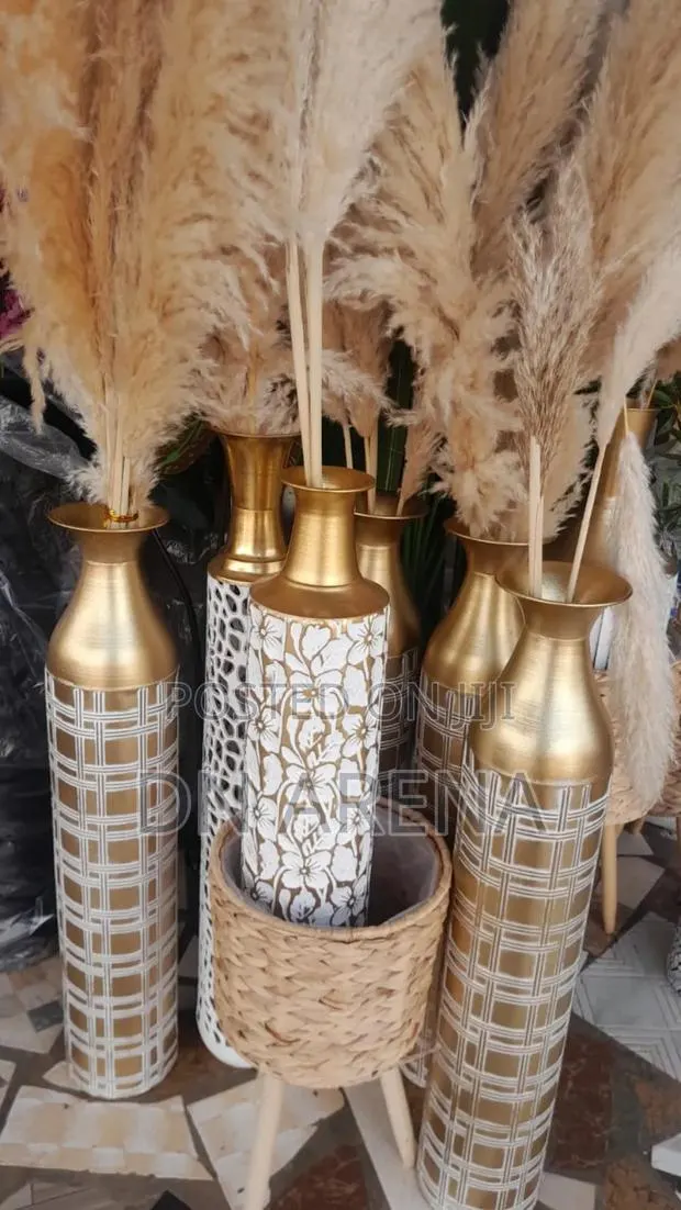 Natural Pampas Grass and Vases · Photo 1