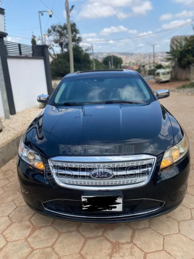Ford Taurus 2010 Black · Photo 1