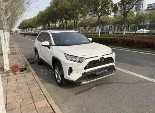 Toyota RAV4 2023 White · Photo 1