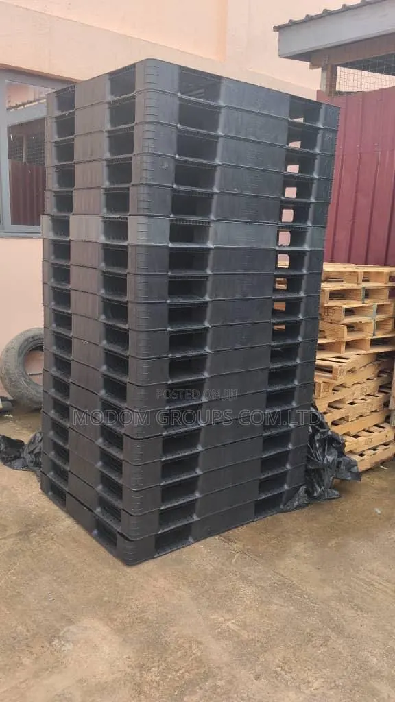 Plastic Pallets · Photo 1