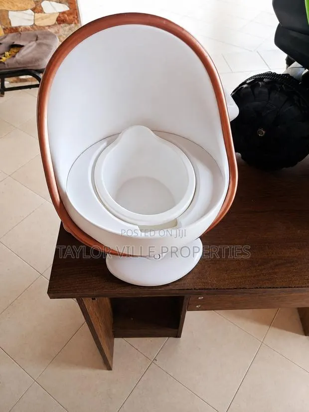 Children's Water Closet Chamber Pot · Photo 1