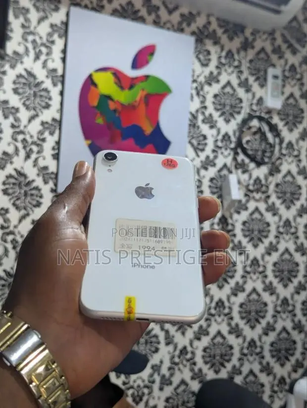 Apple iPhone XR 128 GB White · Photo 1