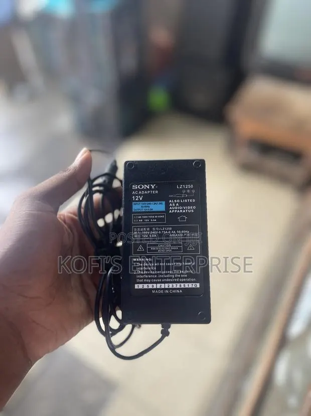 12 Volts Adapter 5 Amps · Photo 1