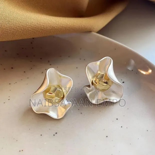 French Irregular Flower Stud Earrings · Photo 1