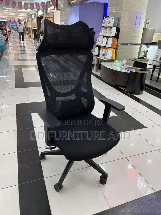 Black Mesh Office Chair · Photo 1