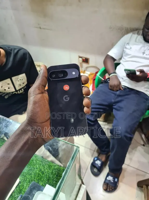 Google Pixel 9 128 GB Black · Photo 1