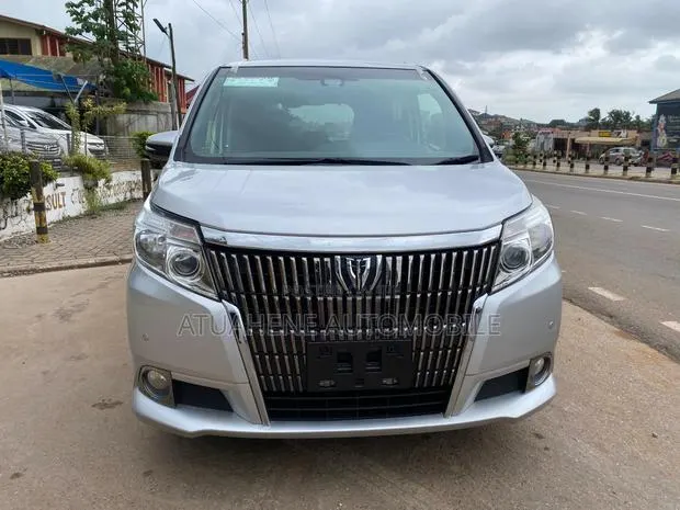 Toyota Esquire 2016 Silver · Photo 1