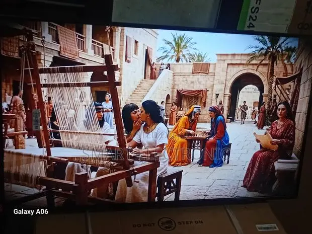 Samsung 43-Inch Crystal Clear Smart Television · Photo 1
