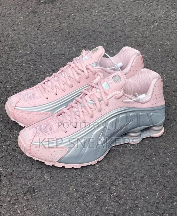 Nike Shox R4 "Barely Rose" · Photo 1