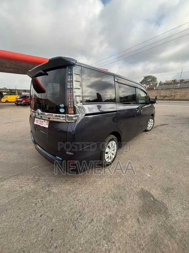 Toyota Voxy X 2WD 8-Seater 2014 Black · Photo 1