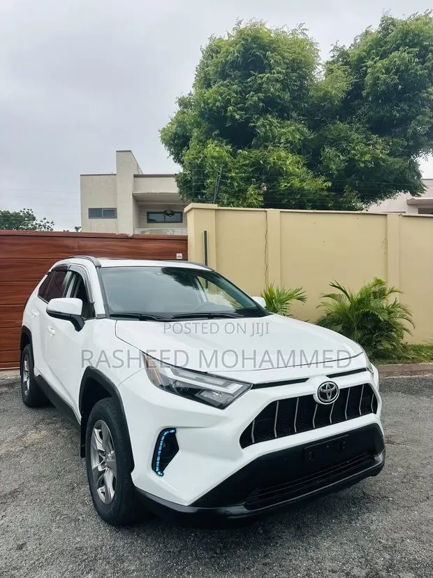 Toyota RAV4 XLE AWD 2024 White · Photo 1