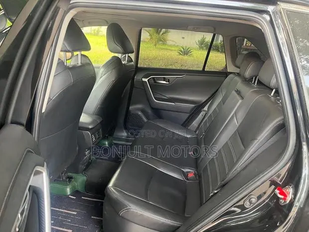 Toyota RAV4 2021 Black · Photo 1