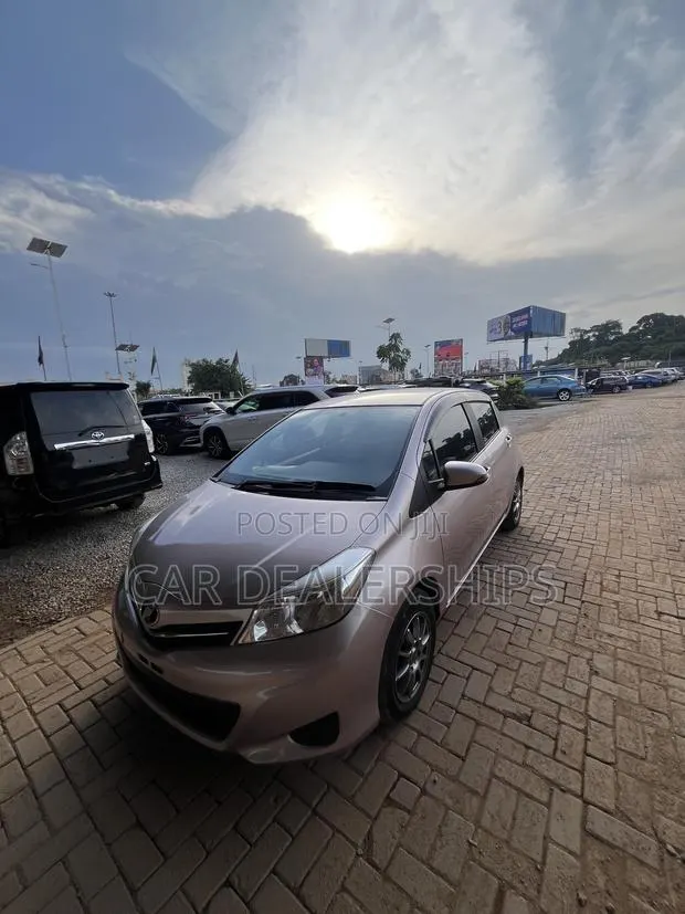 Toyota Vitz 2012 Gray · Photo 1