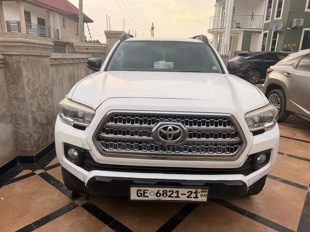 Toyota Tacoma 2017 White · Photo 1