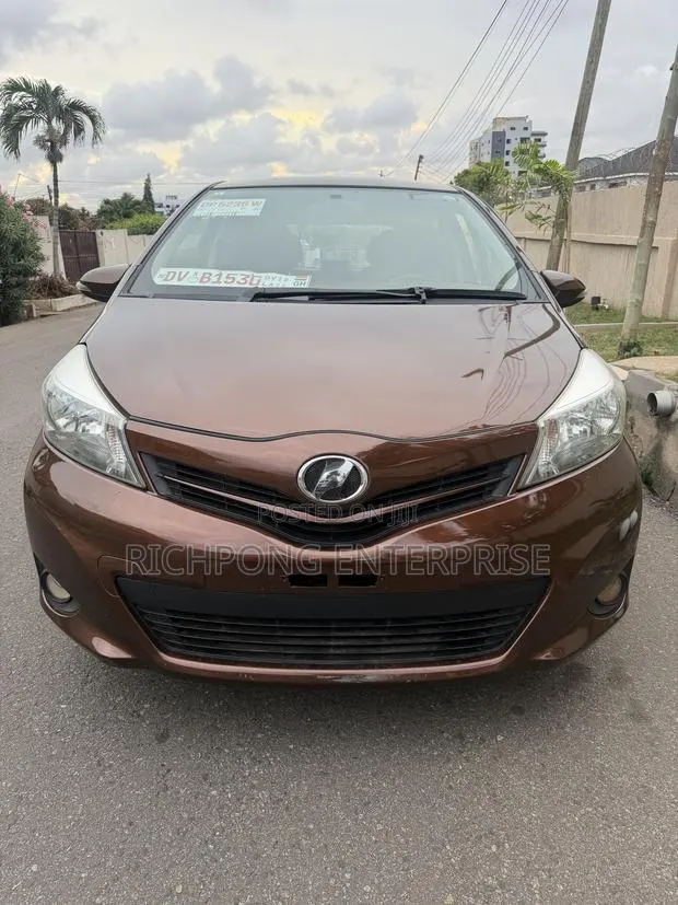 Toyota Vitz 1.5 FWD 5dr 2013 Brown · Photo 1
