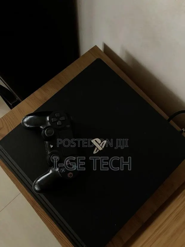 Ps4 Pro 1tb With Games and Accessories · Photo 1