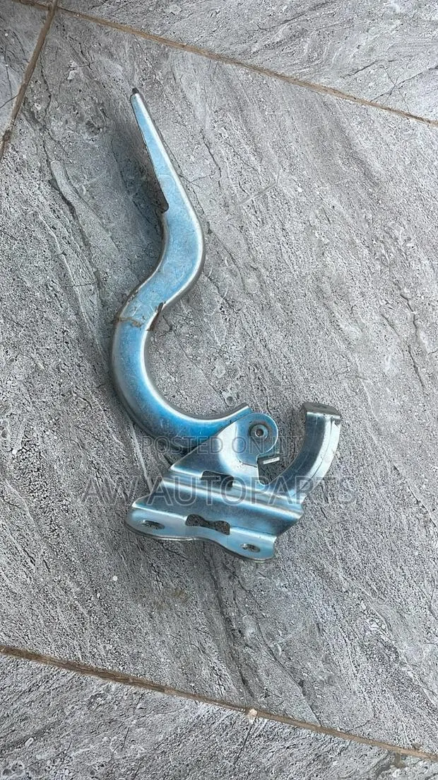 Toyota Corolla 14-19 Hood Hinge · Photo 1