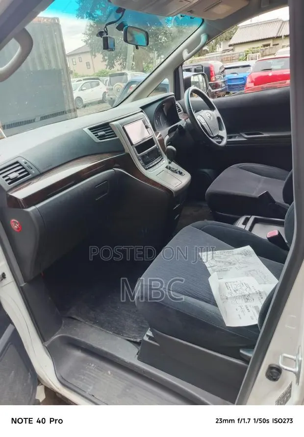 Toyota Vellfire 2013 White · Photo 1