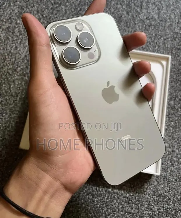 Apple iPhone 16 Pro Max 256 GB Silver · Photo 1