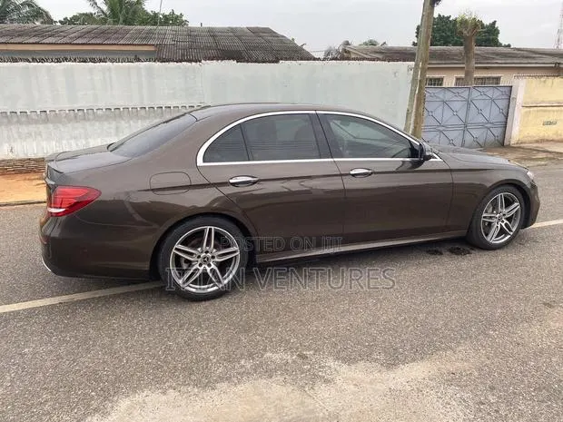 Mercedes-Benz E300 2018 Gold · Photo 1