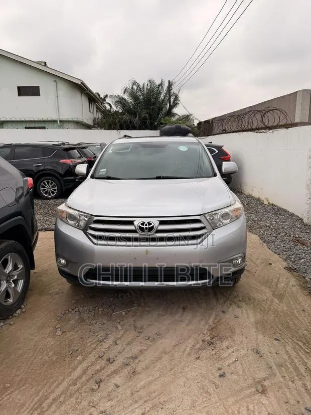 Toyota Highlander 2.7L 2WD 2013 Silver · Photo 1