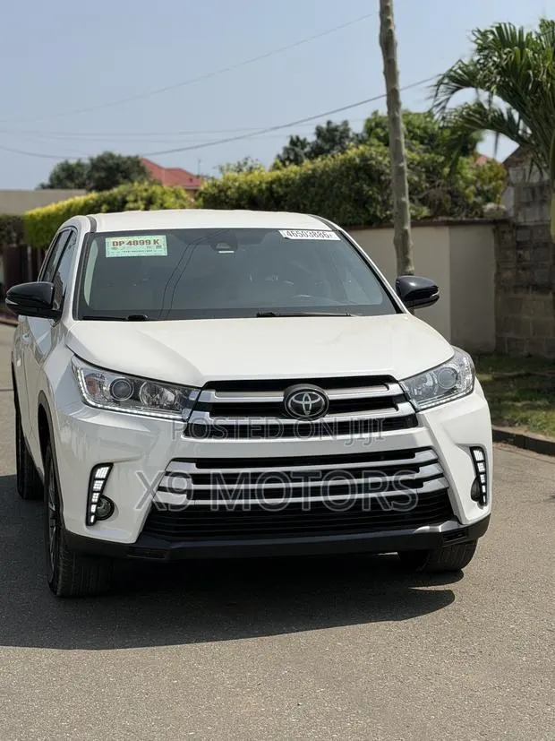 Toyota Highlander LE 2019 White · Photo 1