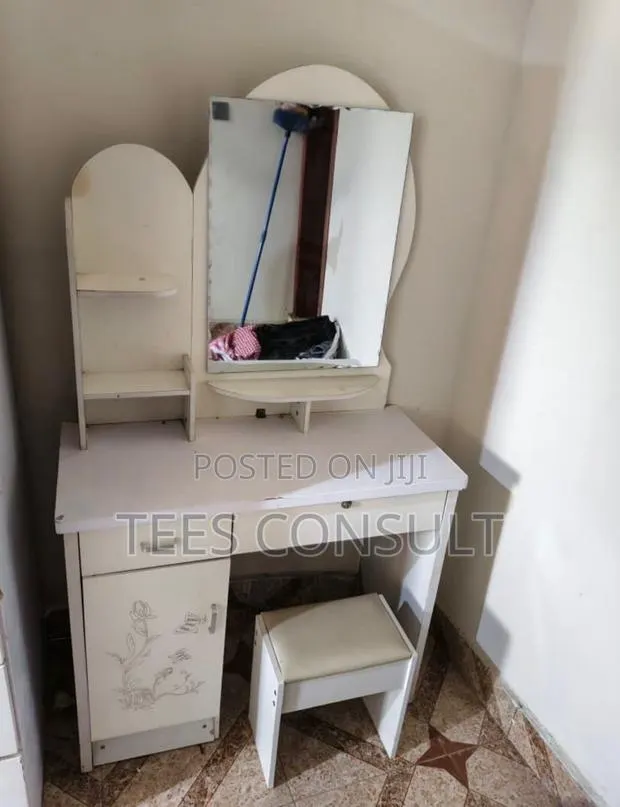 Dressers Table · Photo 1