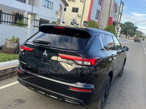 Mitsubishi Outlander ES 2024 Black · Photo 4