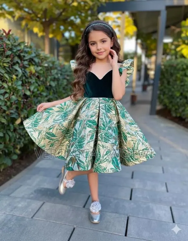 Beautiful Christmas Dress With a Crown · Photo 1