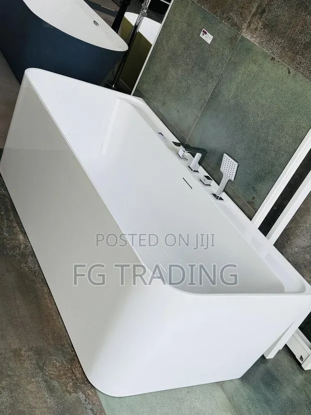 White Bathtub - Bathroom Enclosure - Jacuzzi Bath · Photo 1