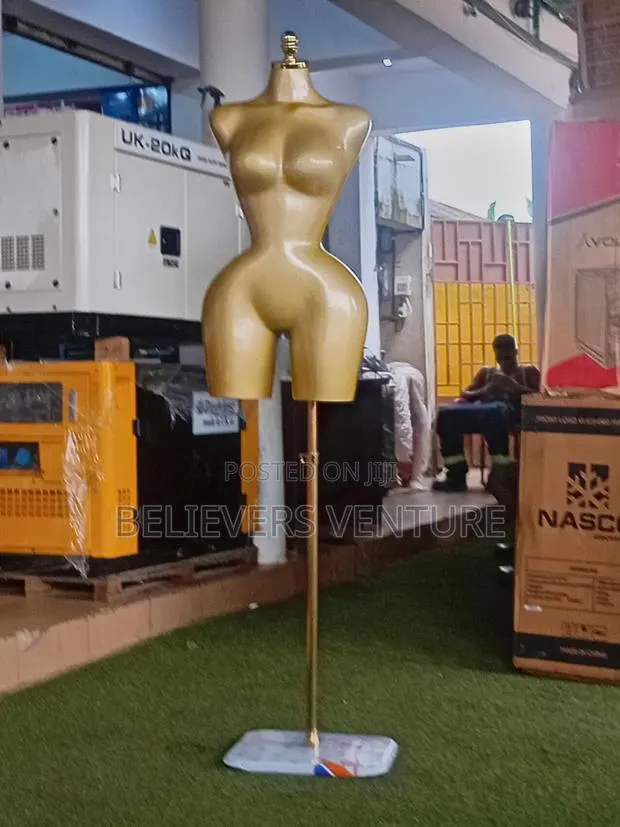 Lightweight Full Body Clothing Mannequin · Photo 1