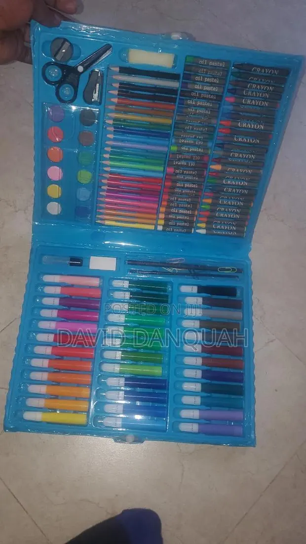 150 Pieces Art Set · Photo 1