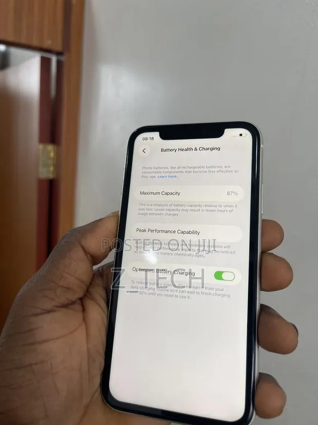 New Apple iPhone 11 128 GB White · Photo 1