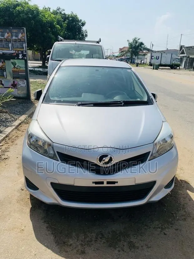 Toyota Vitz 2013 Silver · Photo 1