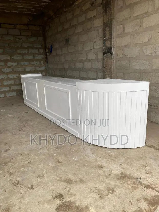 White Foldable Table · Photo 1