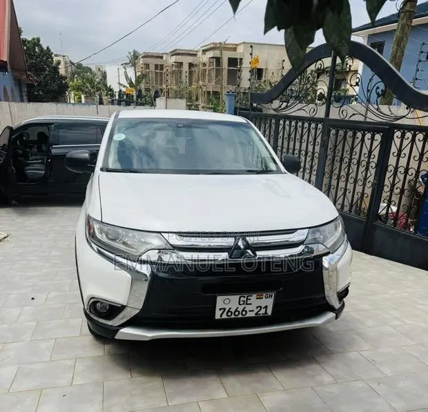 Mitsubishi Outlander 2017 Off white · Photo 1