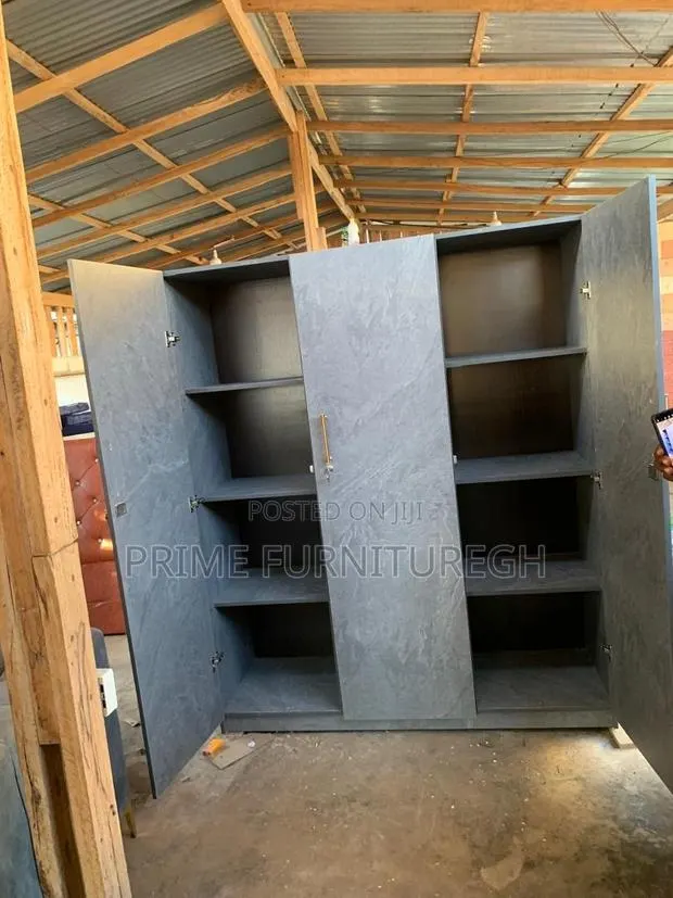 Laminated Wood 3 in 1 Wardrobe · Photo 1
