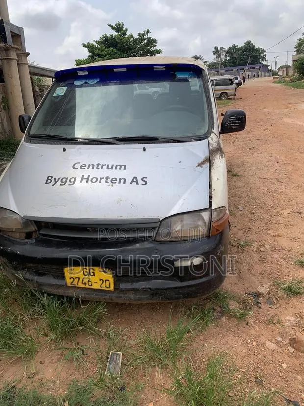 Toyota HiAce 2008 White · Photo 1