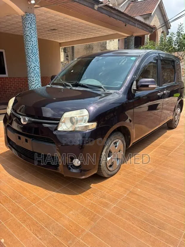 Toyota Sienta 1.5 FWD 2012 Purple · Photo 1