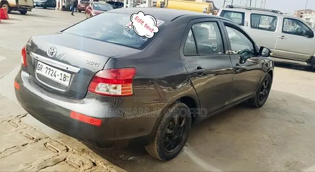 Toyota Yaris 2010 Gray · Photo 1