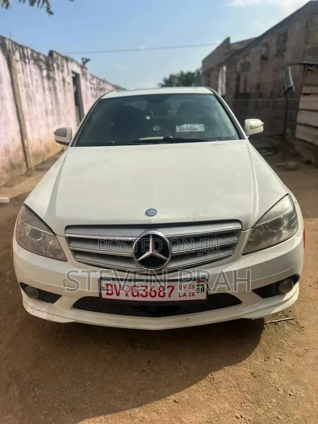 Mercedes-Benz C250 2012 White · Photo 1