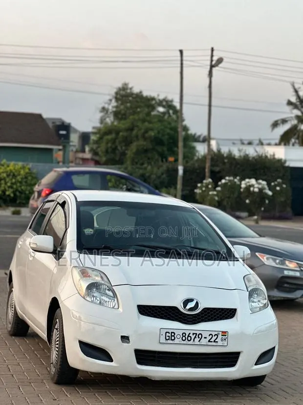 Toyota Vitz 2010 White · Photo 1
