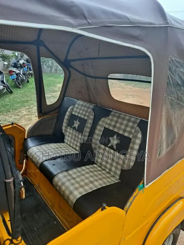 Bajaj RE 2024 Yellow · Photo 1