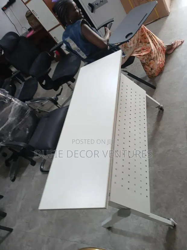 Table Avaliable for Sale · Photo 1
